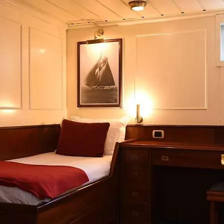 Invicta Ribeira Boat Botel 3*