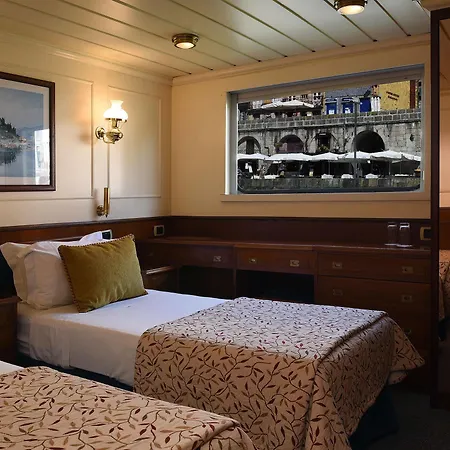 Invicta Ribeira Boat