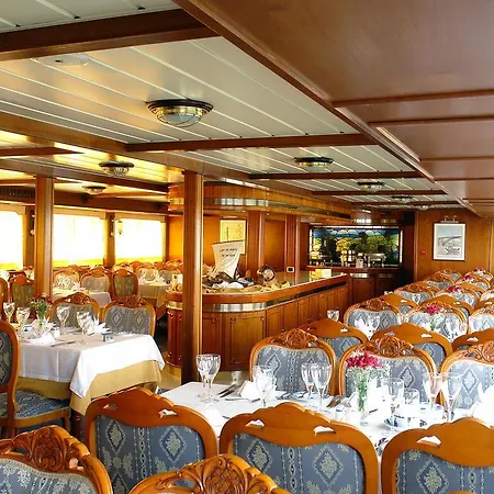 Botel Invicta Ribeira Boat